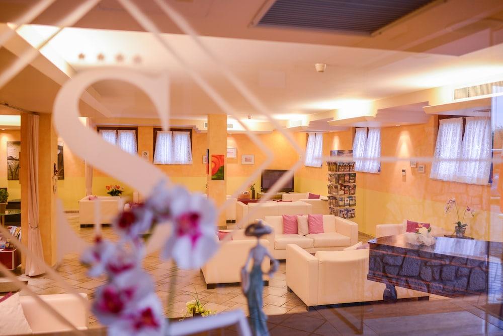 Ahg Donna Silvia Wellness Hotel Manerba del Garda Exteriér fotografie